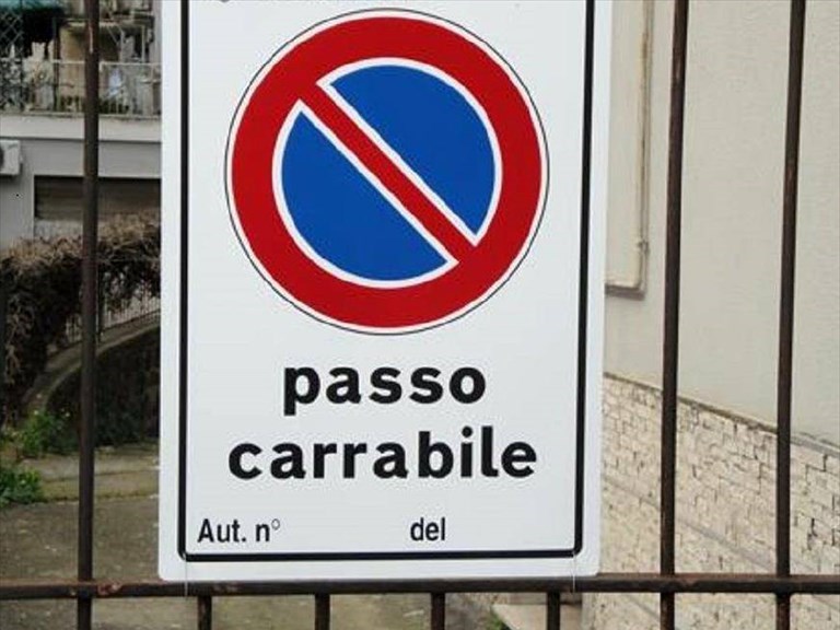 «Pago il passo carrabile ma l’accesso al mio garage è sempre sbarrato. E i vigili non mi tutelano»