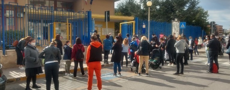 Genitori all'esterno di una scuola elementare