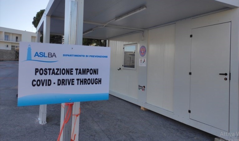 Postazione Drive through all'ospedale di Mogletta