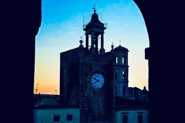 La Torre dell'Orologio s'illumina di blu: l'iniziativa dei Lions Club per la Giornata del Diabete