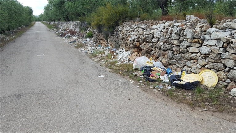 Rifiuti in contrada Belluogo (foto d'archivio)
