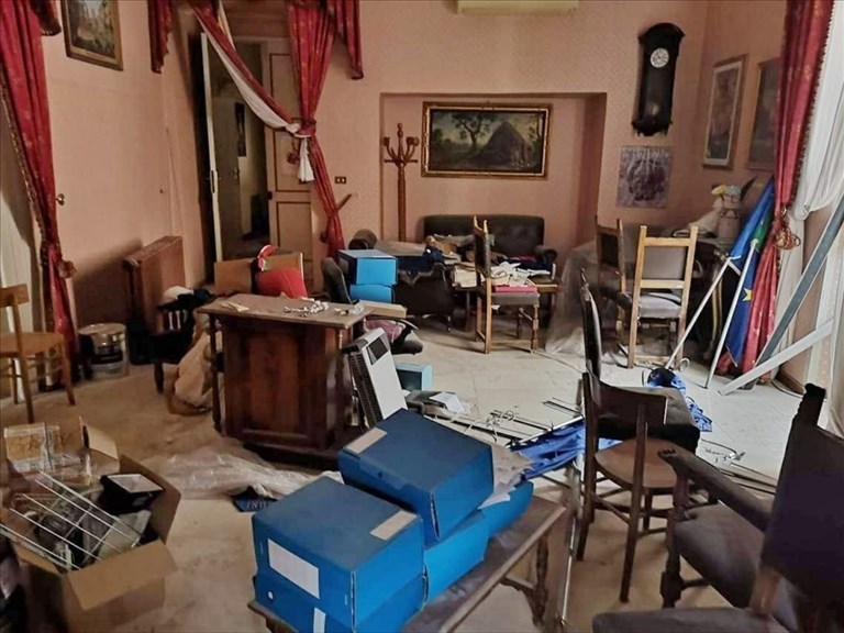Polemiche per le condizioni del Palazzo di Città. Città Civile: «Caos e degrado