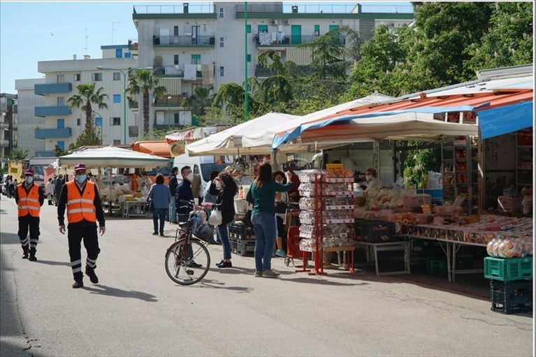 Mercato settimanale aperto soltanto per i generi alimentari e i prodotti agricoli e florovivaistici