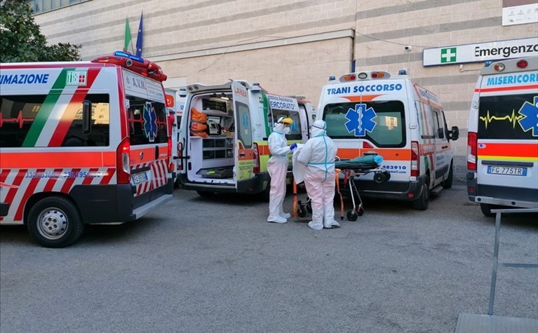 Ambulanze in coda al Bonomo
