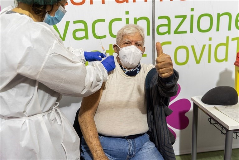 Un momento della vaccinazione