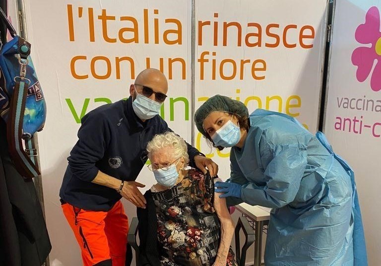 La signora Anna De Palma nell'hub vaccinale
