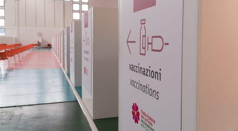 Prima giornata di vaccinazione al Covid al Palachicoli di Terlizzi