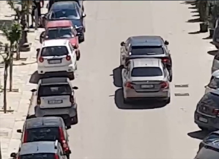 Furto d'auto ripreso in diretta con uno smartphone in pieno centro