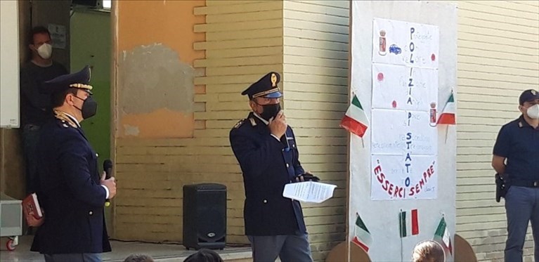 La Polizia entra a scuola: donati diari ai bambini delle quarte