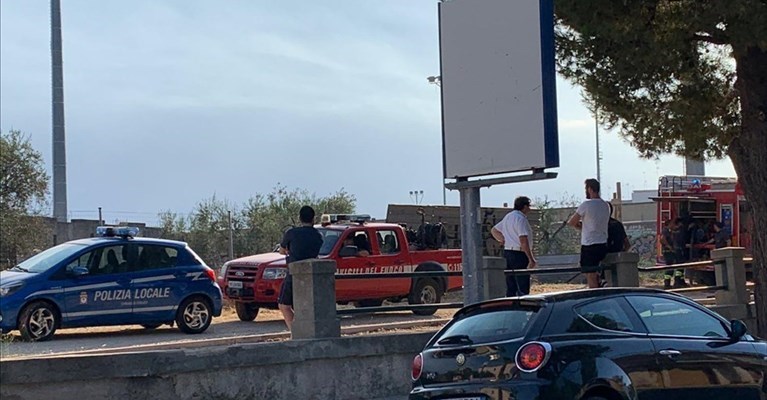 Brucia una radura nel centro abitato: intervengono i vigili del fuoco
