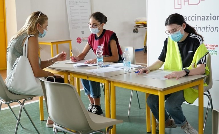Oltre mille vaccinati in un giorno al Palachicoli