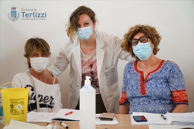 Oltre mille vaccinati in un giorno al Palachicoli