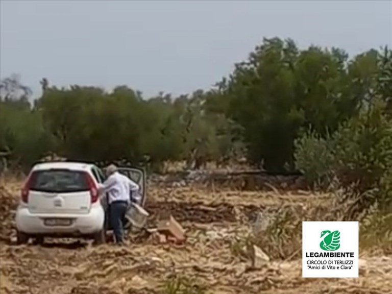 Ripreso da un ragazzino mentre lascia i rifiuti in campagna: il cattivo esempio di un concittadino