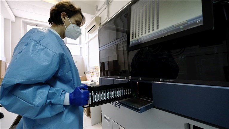 Laboratorio Covid al Di Venere di Bari: la macchina da 1000 tamponi