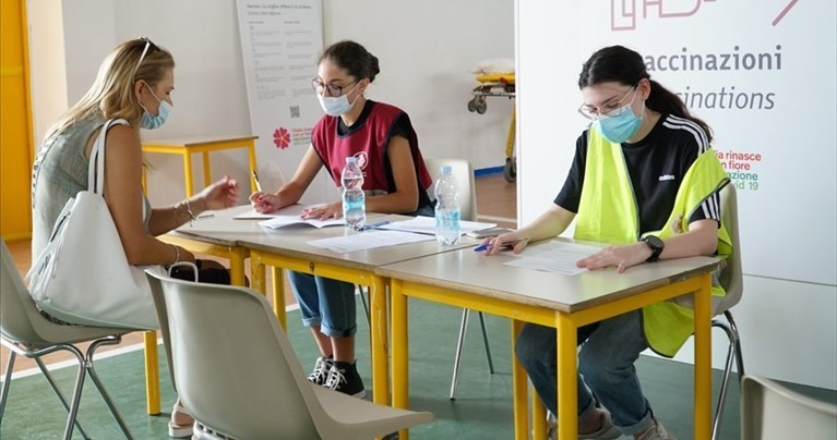 Oltre mille vaccinati in un giorno al Palachicoli