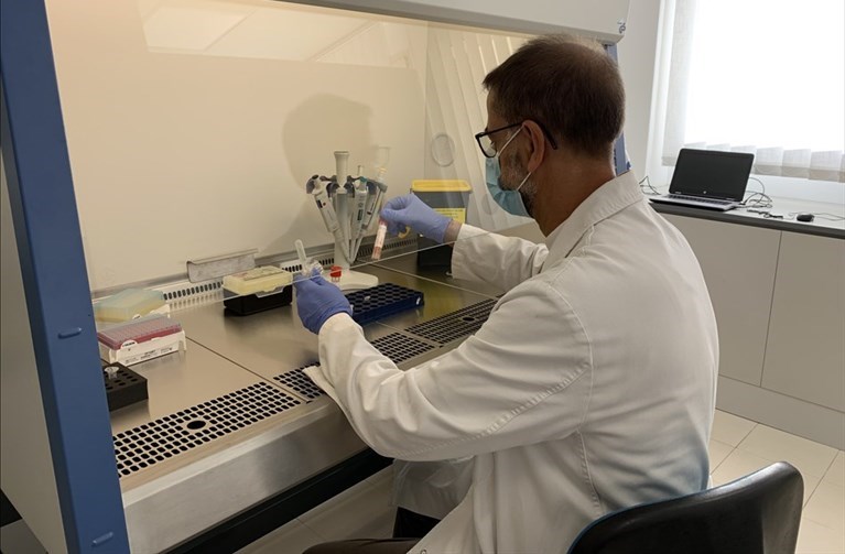 Al Policlinico la macchina dei tamponi