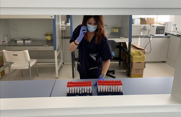 Al Policlinico la macchina dei tamponi