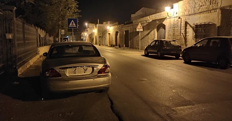Truffa dello specchietto e furto di targhe: automobili sotto tiro in città