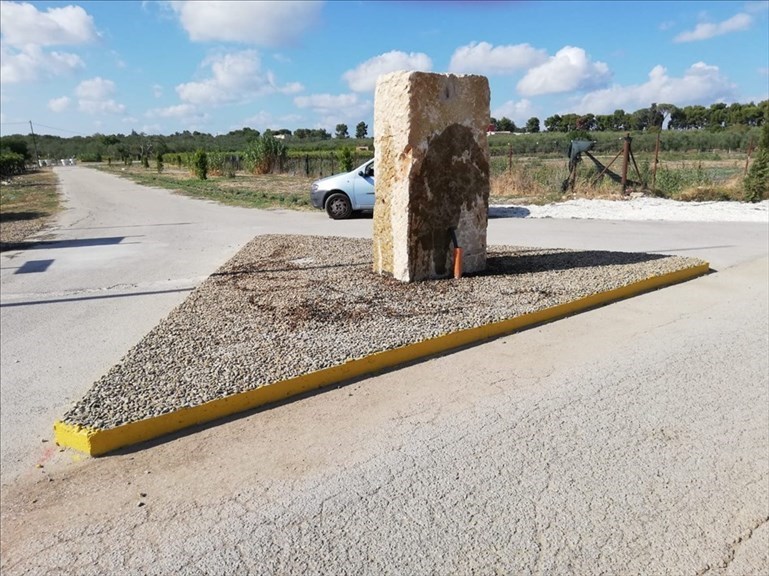 Imbrattato il "menhir" del Parco della Padula a poche ore dalla consegna dell'area