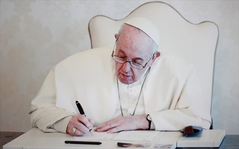 Papa Francesco mentre scrive la Benedizione per il Miulli