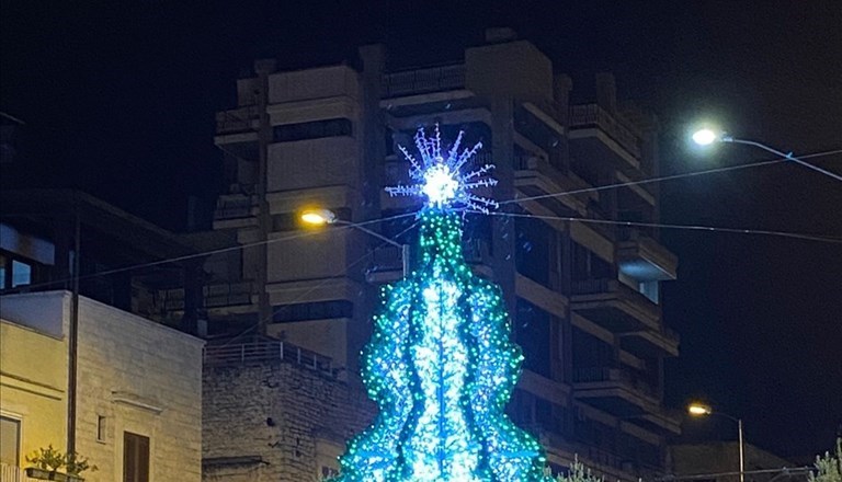 Un grande albero di Natale in Viale Roma