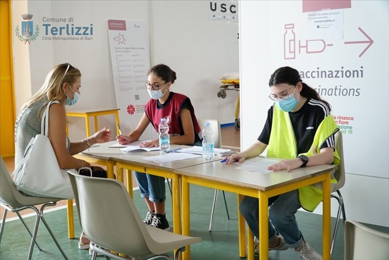 Oltre mille vaccinati in un giorno al Palachicoli