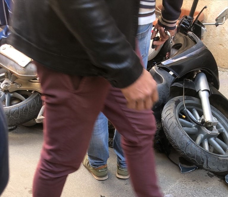 Perde il controllo della moto e finisce per terra
