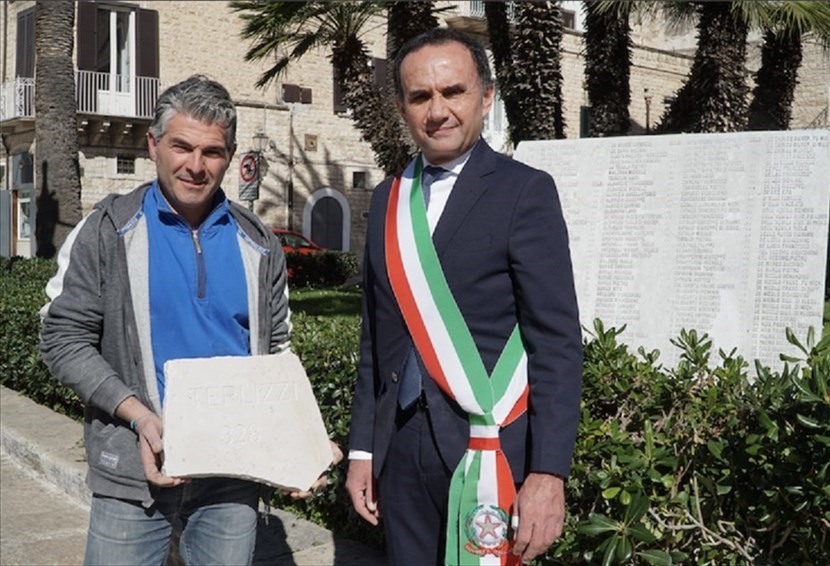 Il sindaco Gemmato e il maestro scalpellino Pasquale Tedeschi