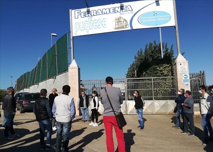 Cancelli chiusi per i dipendenti di Ferramenta Pugliese