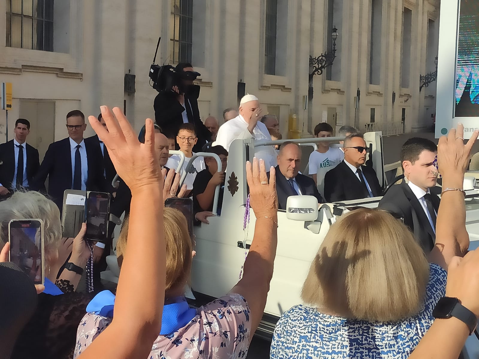 Quattro bambini di Terlizzi sulla papamobile accanto a Papa Francesco