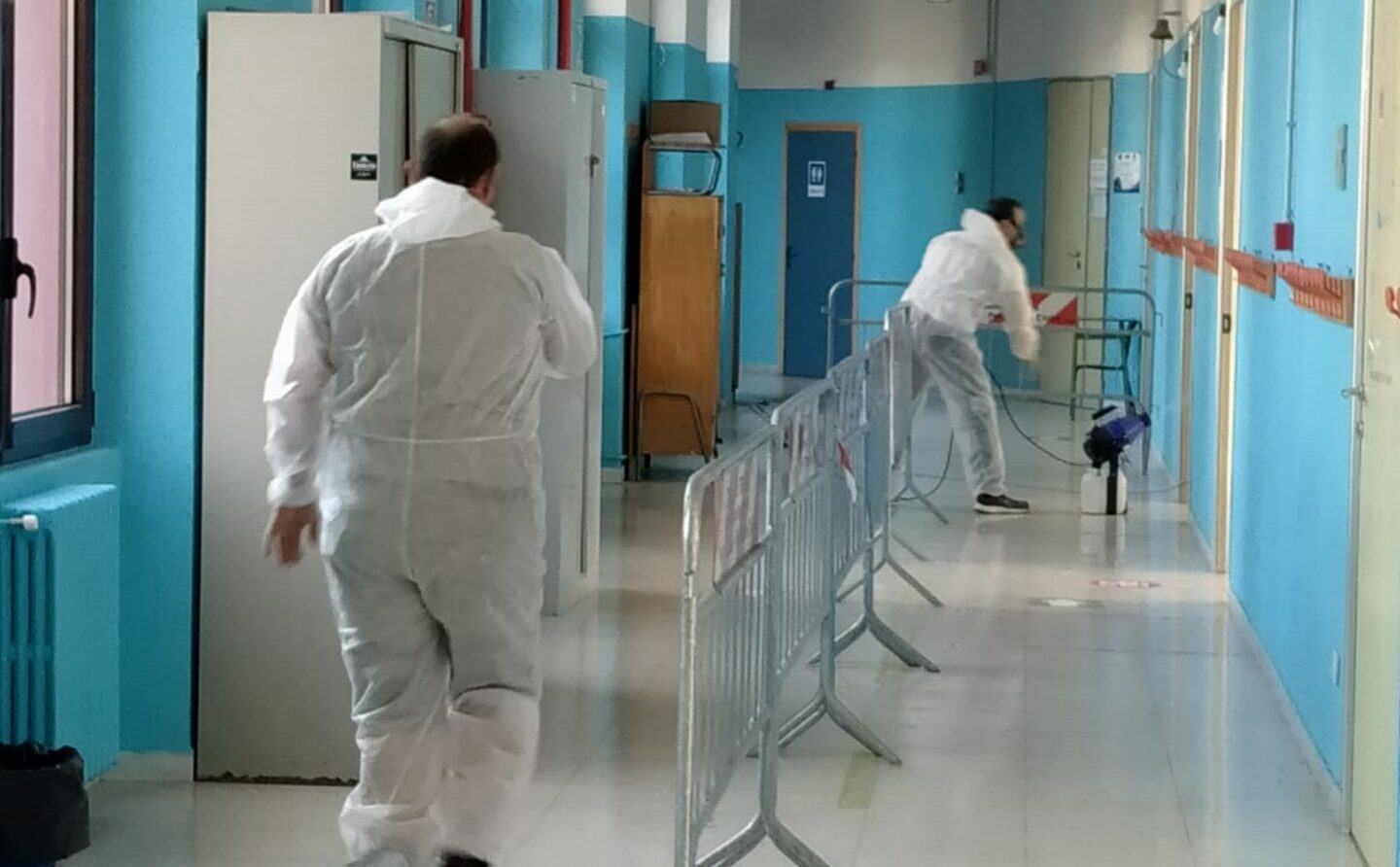 Elezioni 2022, via alle operazioni di sanificazione all’interno dei plessi scolastici