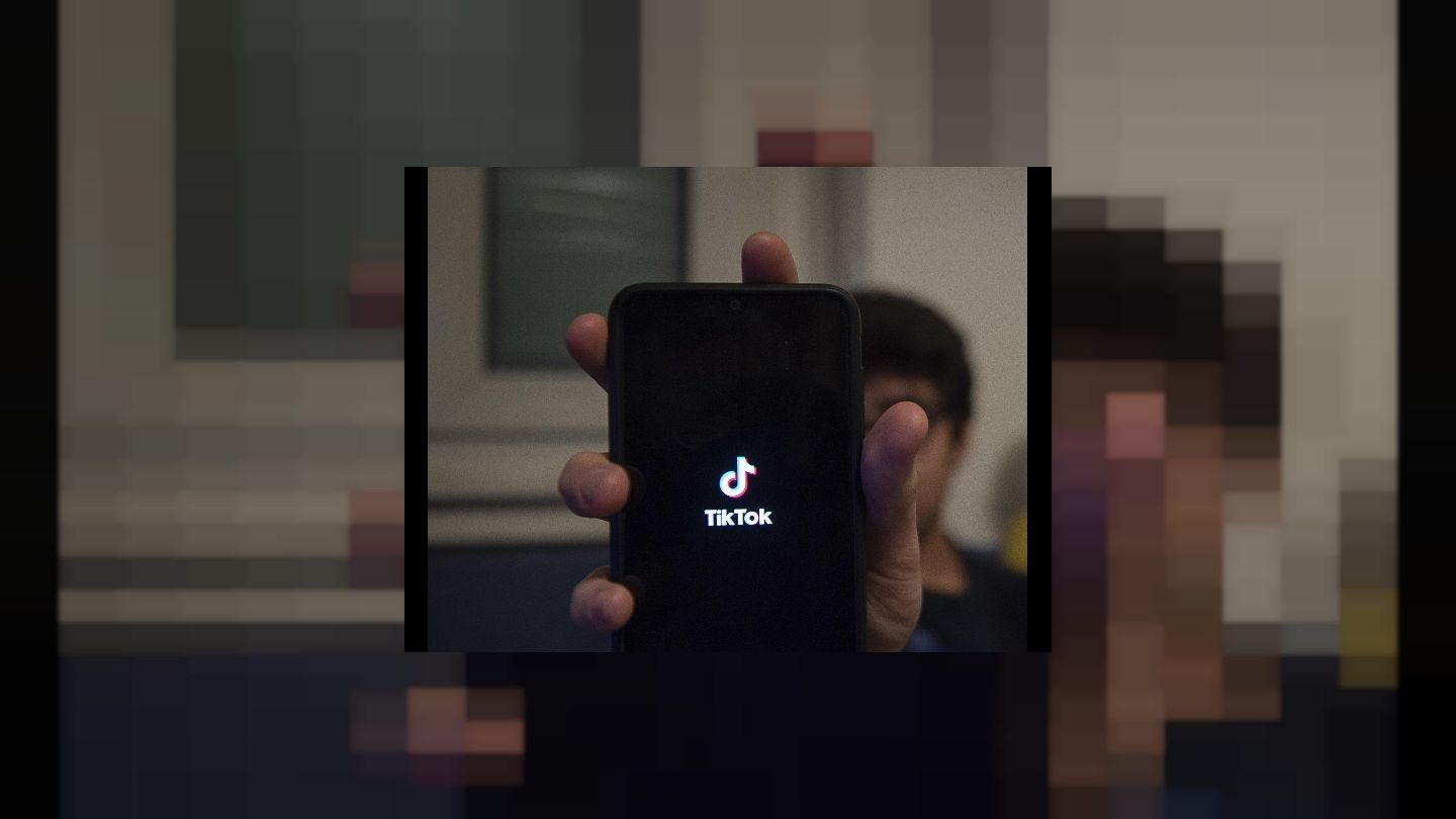 “Non ho amici, mi sento solo”: l’appello del cantante terlizzese Potes esplode su TikTok