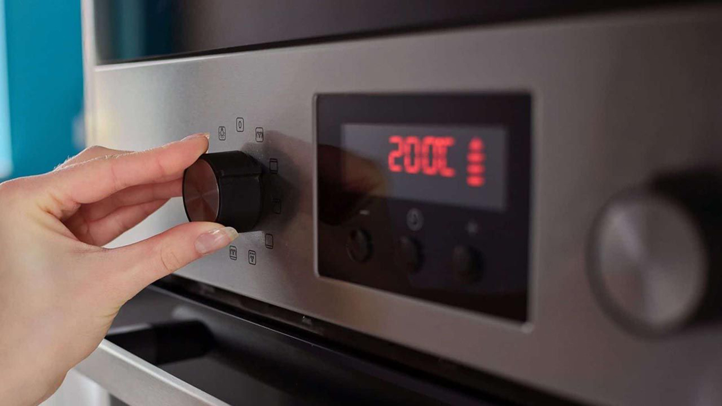 Caro bollette, forno spento per metà dei cittadini. Ridotti anche termosifoni e phon