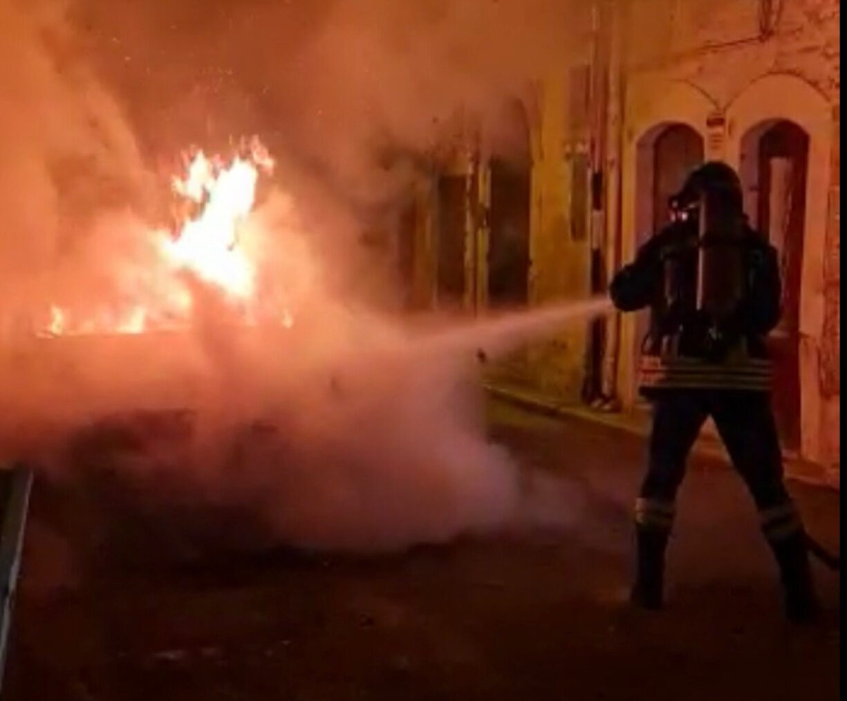 Fiamme nella notte in via Poerio