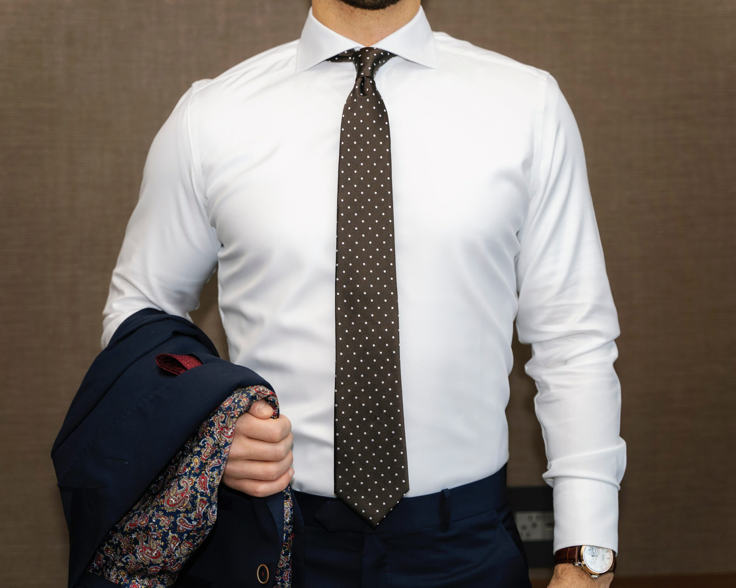 Come si indossa la camicia a manica lunga da uomo