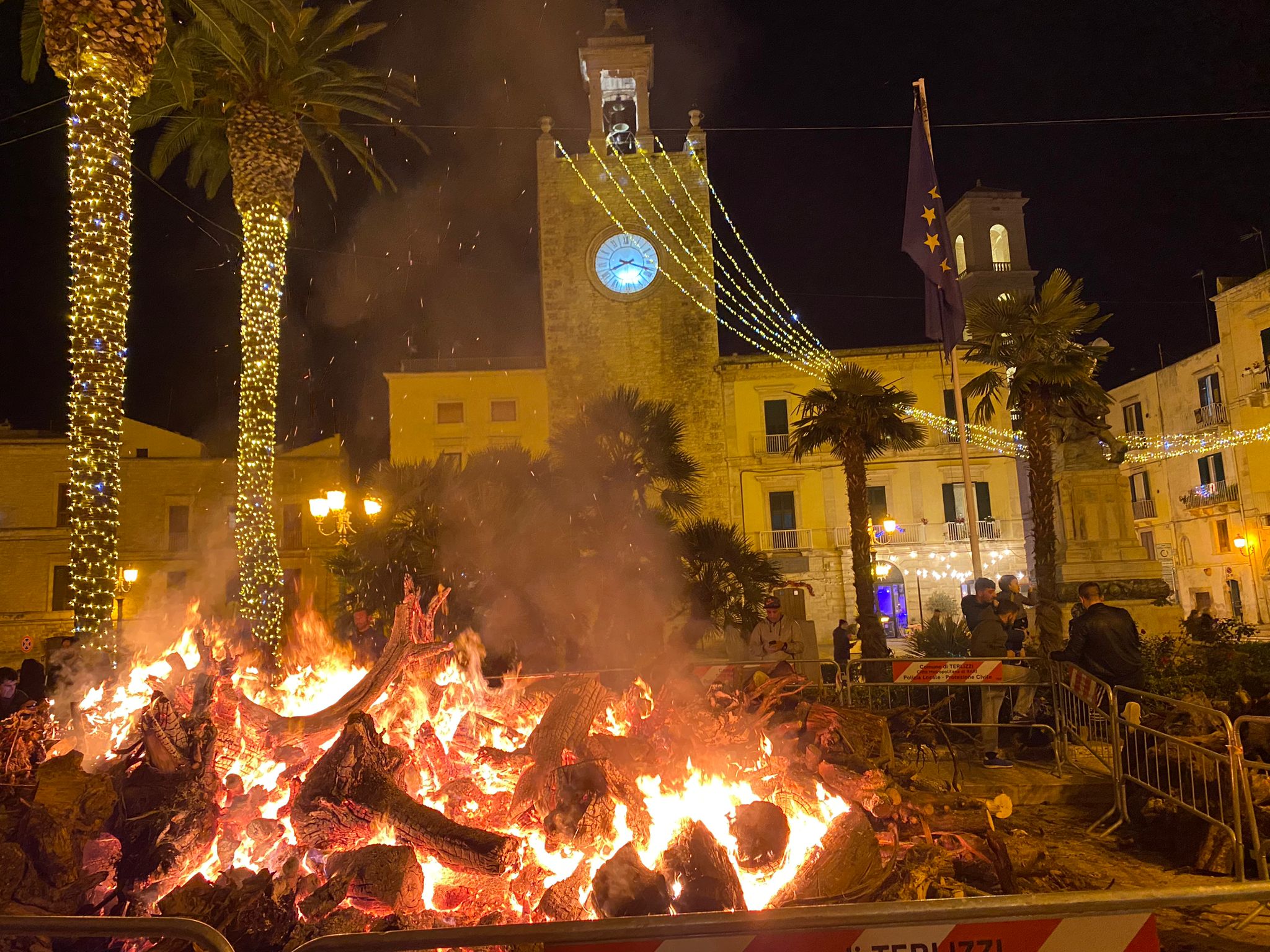 Il fuoco di Santa Lucia scalda Piazza Cavour: quando la luce vince sulle tenebre