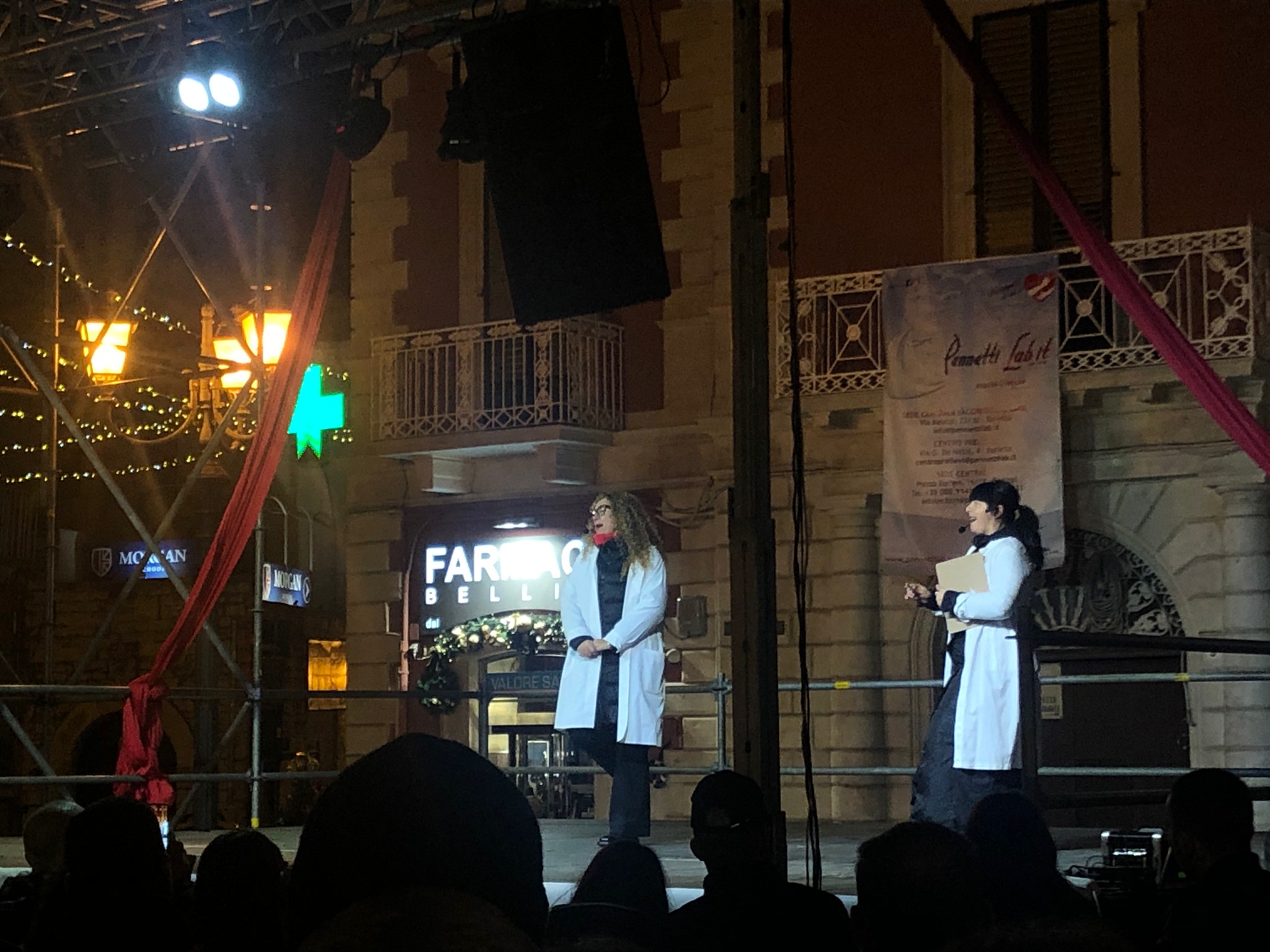 Luigia Caringella e Annabella Giordano: le foto dello spettacolo comico che ha animato Piazza Cavour