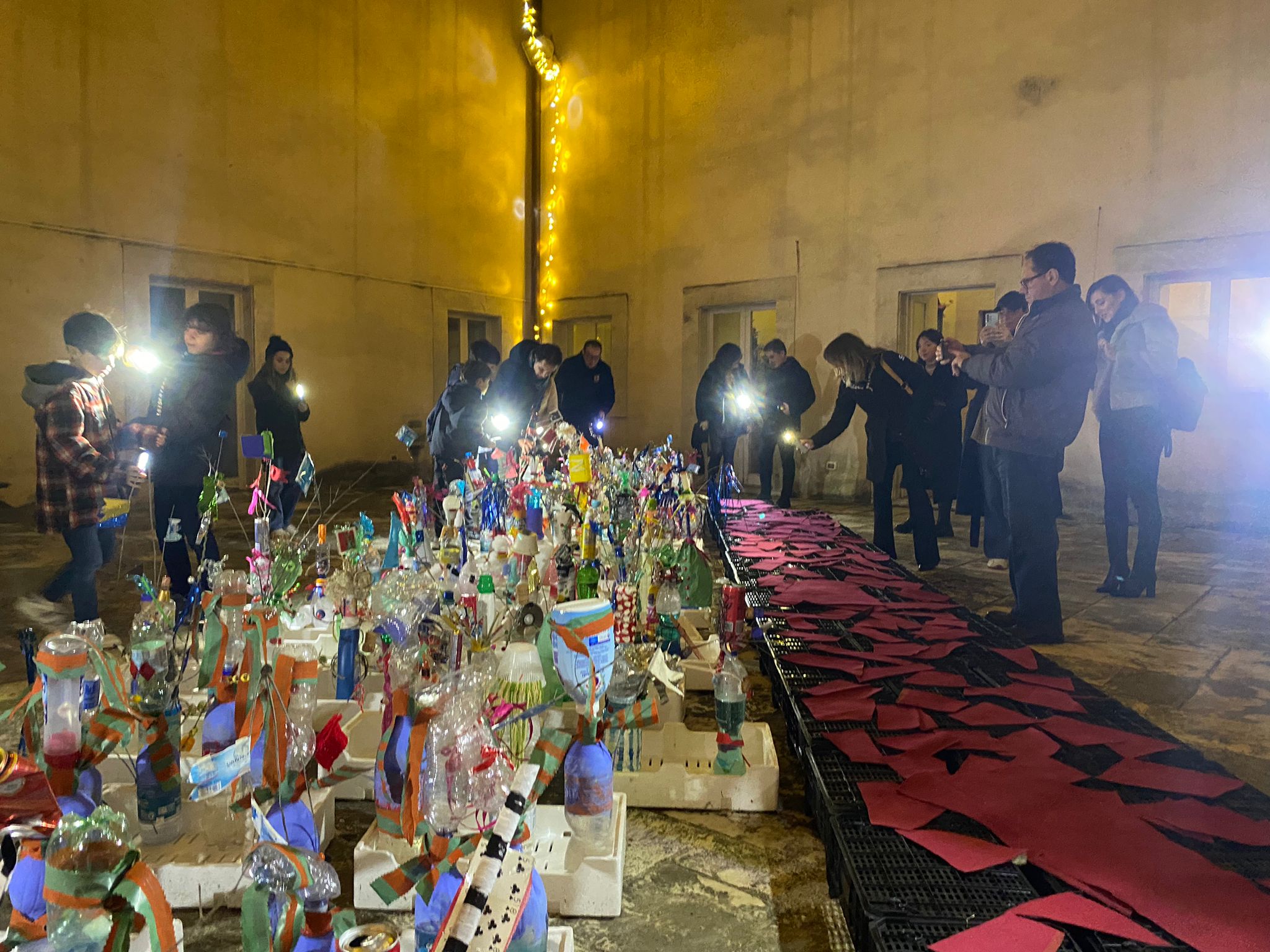 “Natale stellare”: inaugurata la mostra di Paolo De Santoli sul riciclaggio creativo