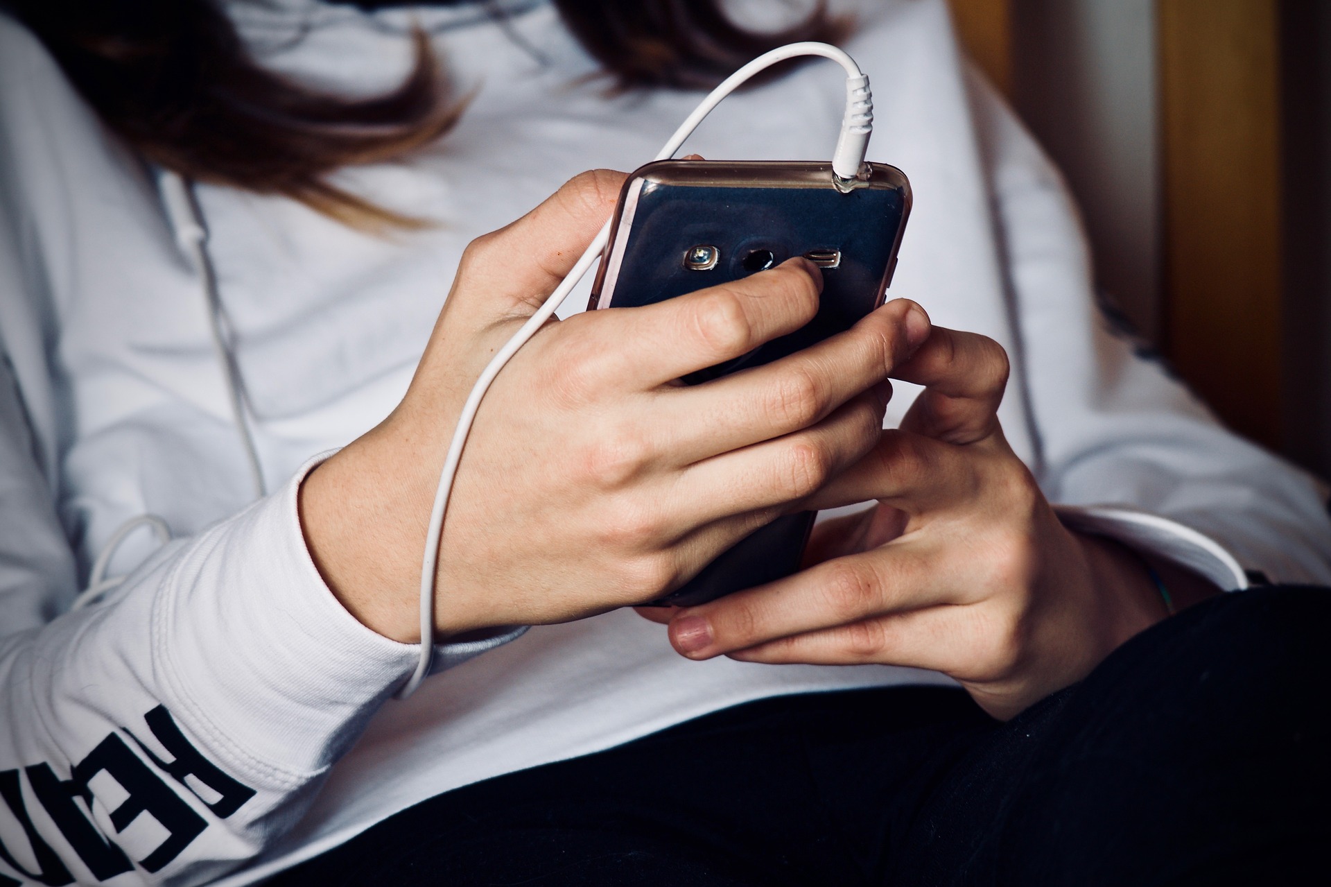 “Cicatrice francese”, allarme per la sfida su Tik Tok. L’Ufficio scolastico regionale chiede «massima attenzione»