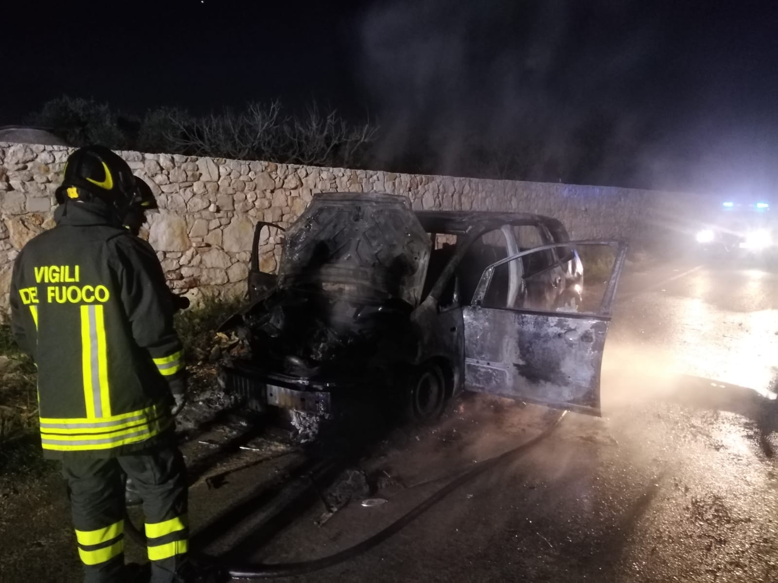 Veicolo in marcia prende fuoco, paura sulla sp231