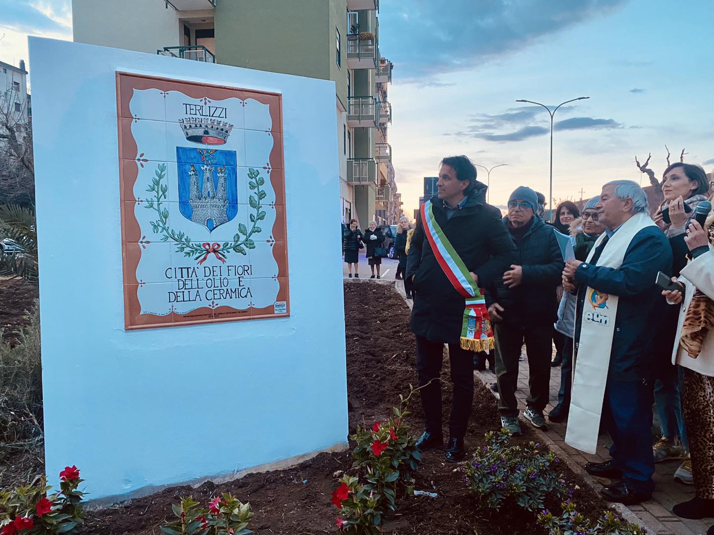 Il carrubo in memoria di Don P. Pappagallo e la posa dello stemma del Comune di Terlizzi