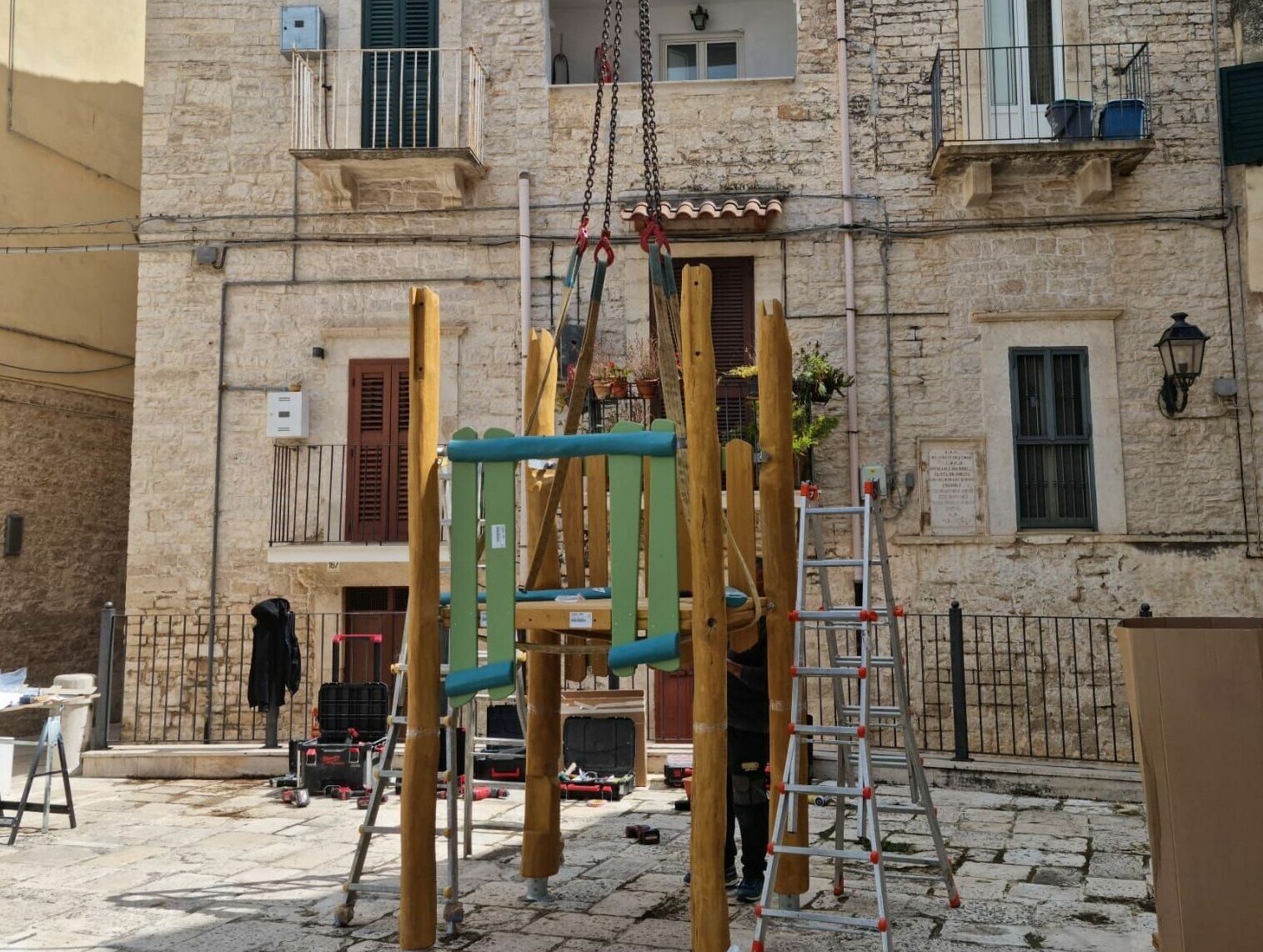 Al via l’installazione delle giostrine presso l’area pedonale sita in Corso Garibaldi