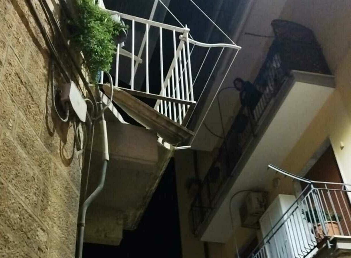 Scoppiato un petardo in via Giannuzzi: lesionata la lastra in pietra di un balcone