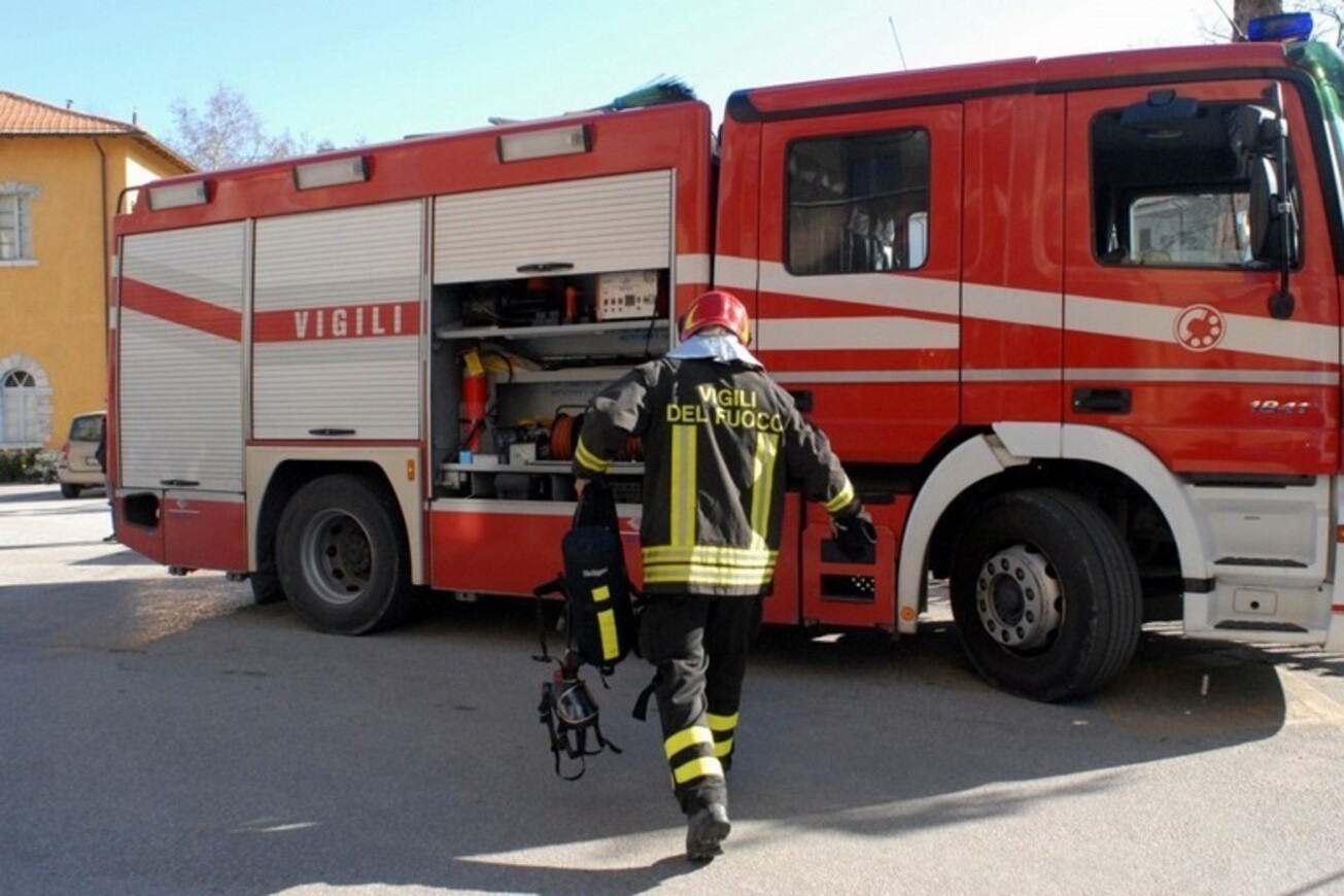 A fuoco il dehor di un bar di viale Roma