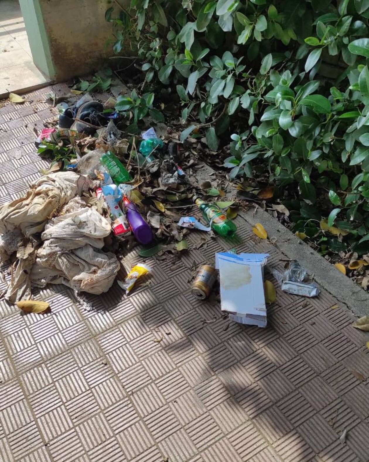 Degrado alle scalinate del sottopasso di via Mazzini. Il Sindaco: “Molti i problemi da risolvere”