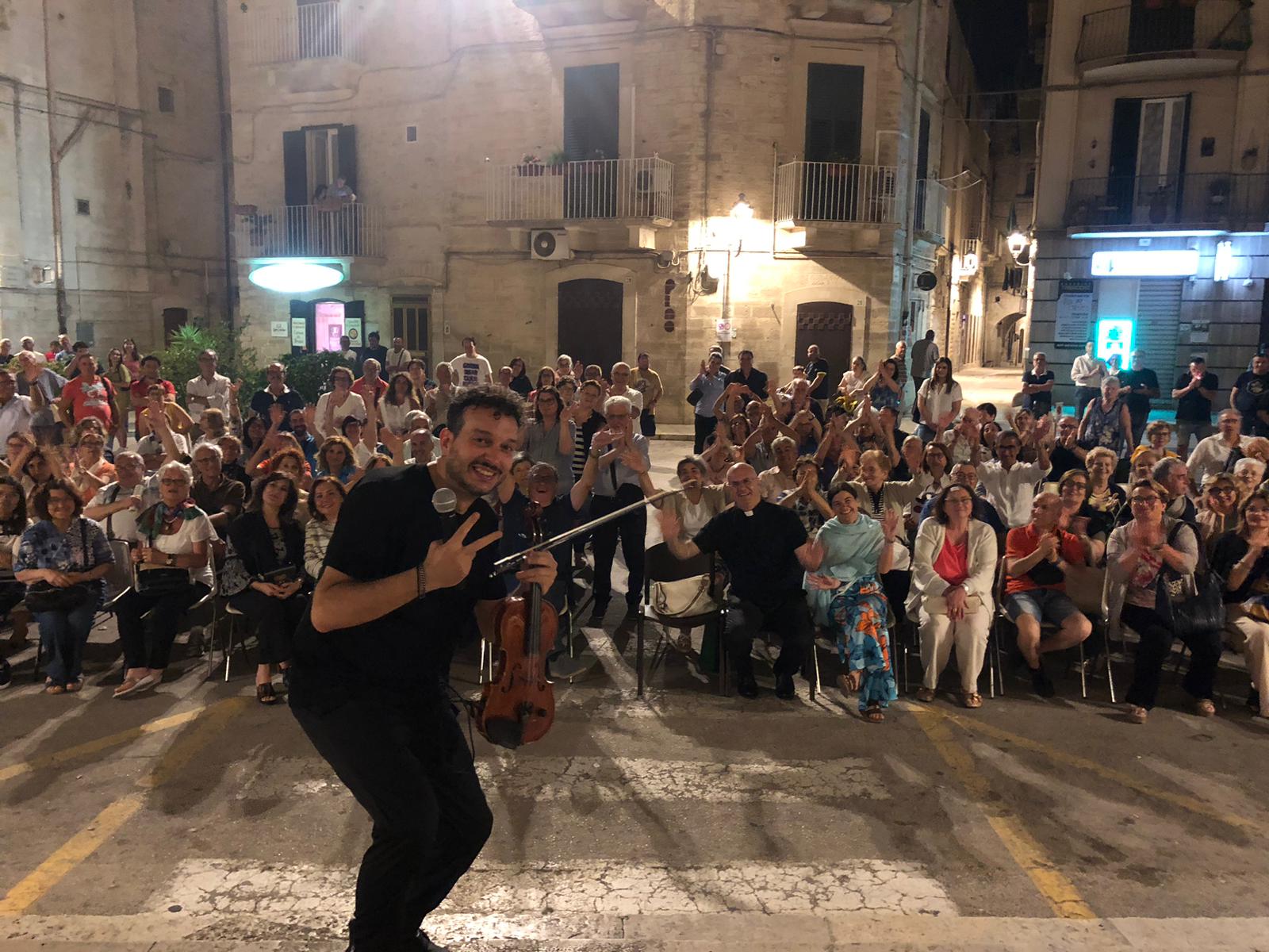Il violino di Francesco Greco rende rock i pilastri della musica classica: grande successo a Terlizzi