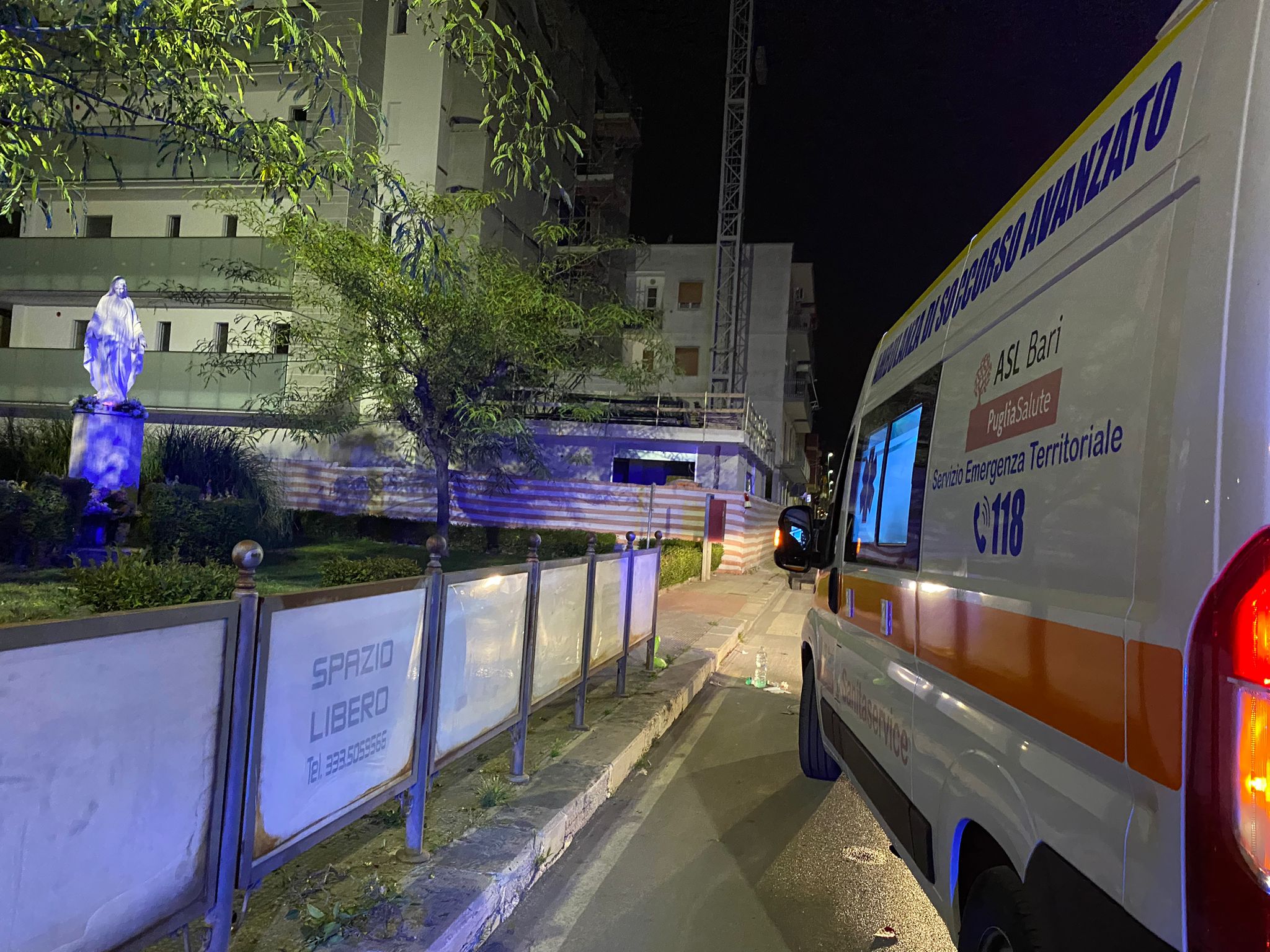 Via Bovio: tentano di schivare un’auto a bordo della moto e finiscono in un’aiuola. Due feriti