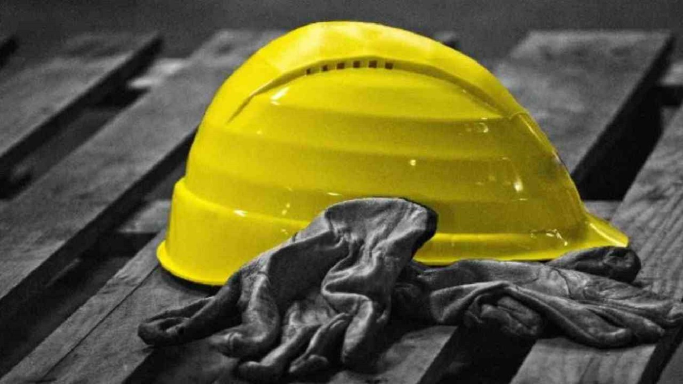 Lavoratore morto sulla strada, la rabbia dei sindacati: «Omicidio sociale»