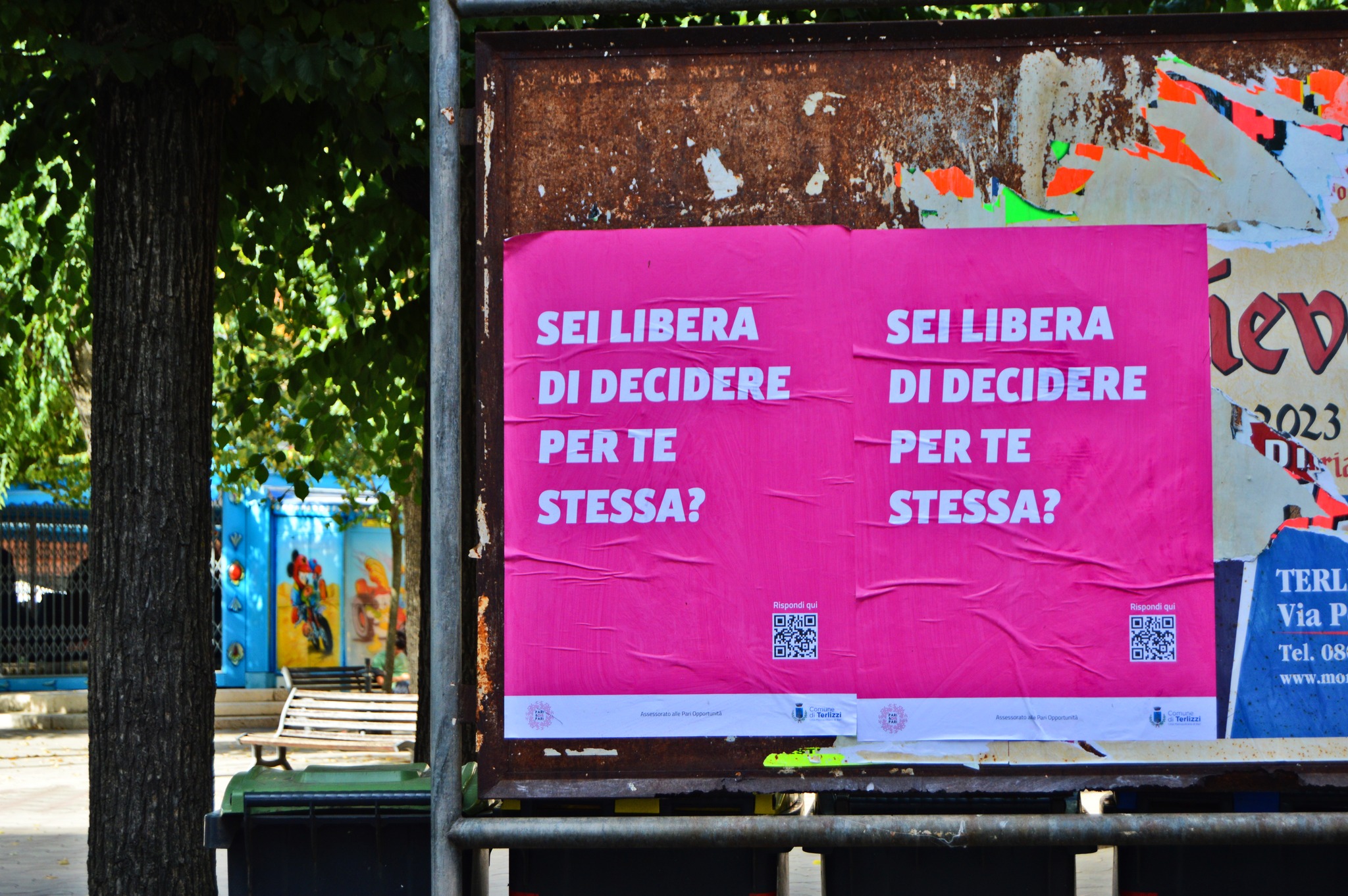 Terlizzi si colora di fucsia: il nuovo manifesto del progetto Pari & Dispari