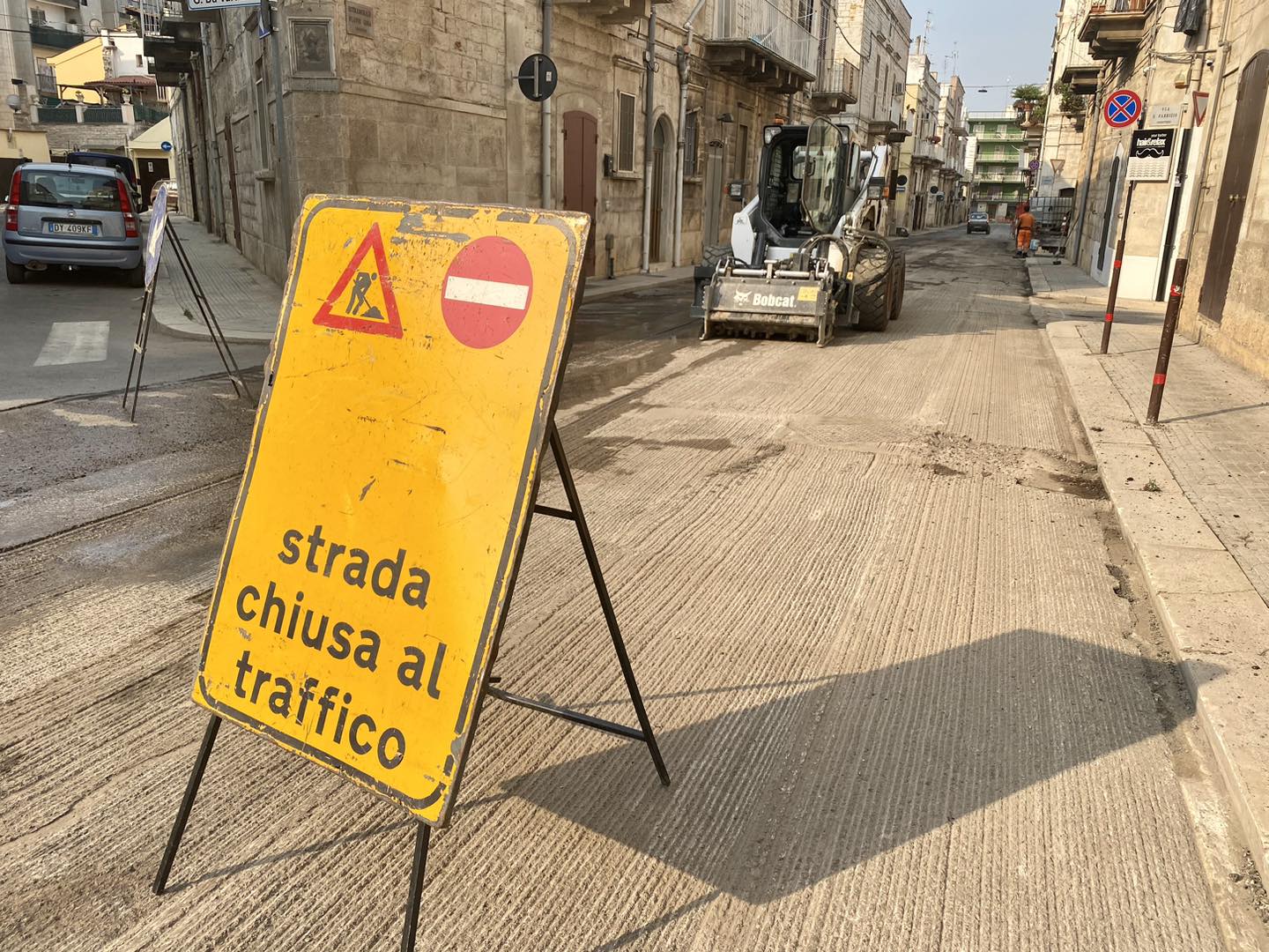 Iniziati i lavori per il rifacimento dell’asfalto in via Flavio Gioia